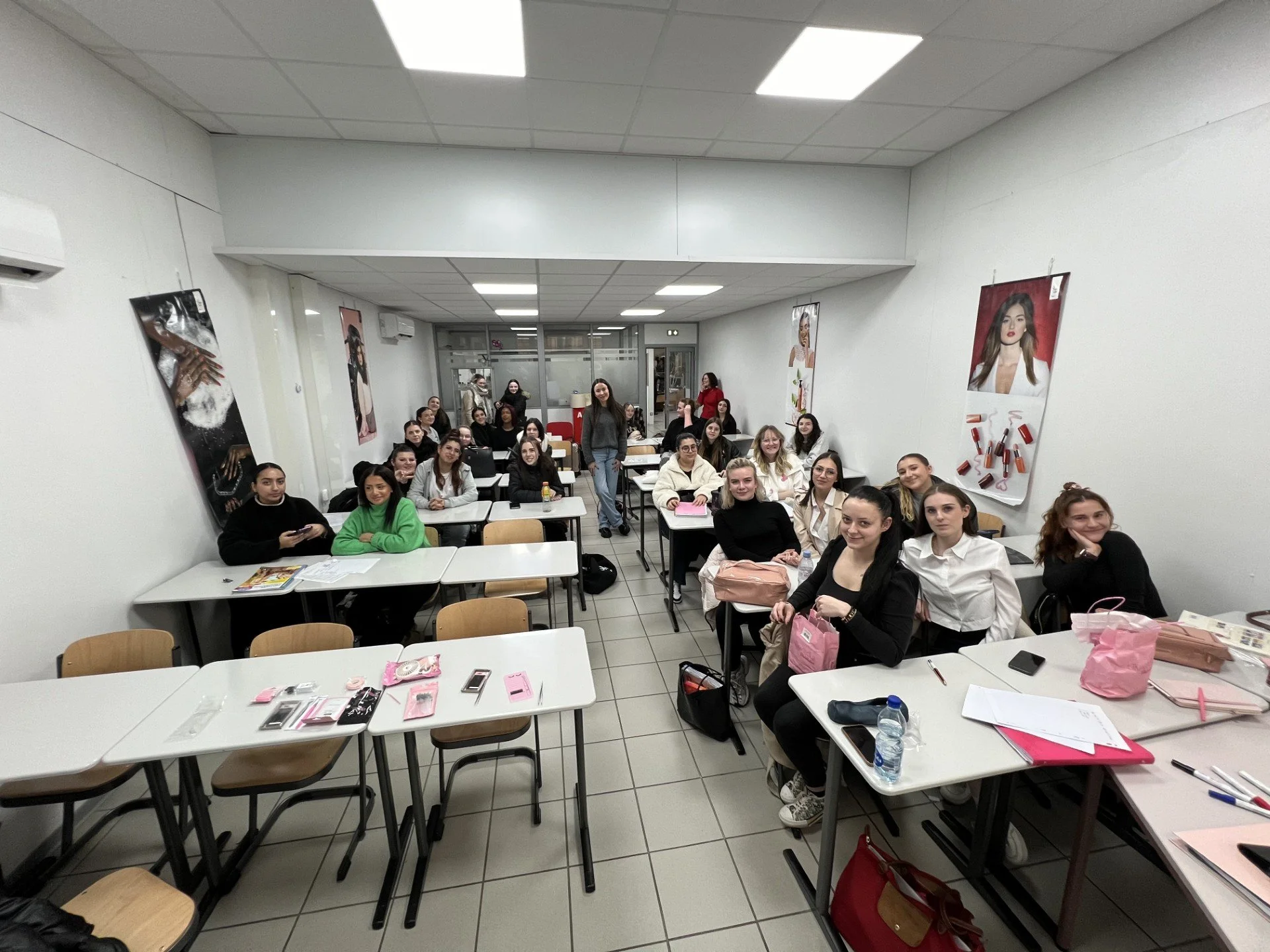 Personne lissant les cheveux d'une autre avec un fer à lisser